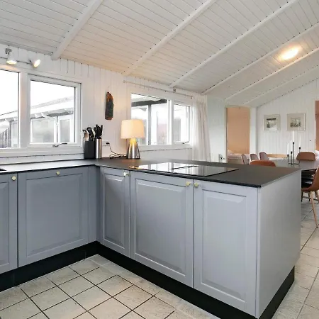 12 Person In Hj Rring Lønstrup